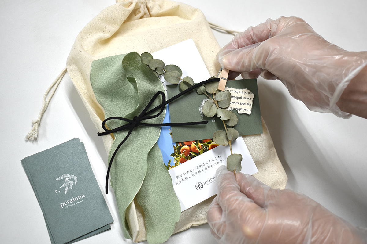 Petaluna商品のギフトラッピング作業